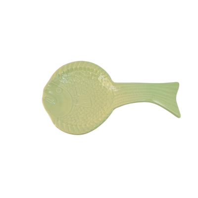 prato cerâmico verde claro em forma de peixe com textura de escamas