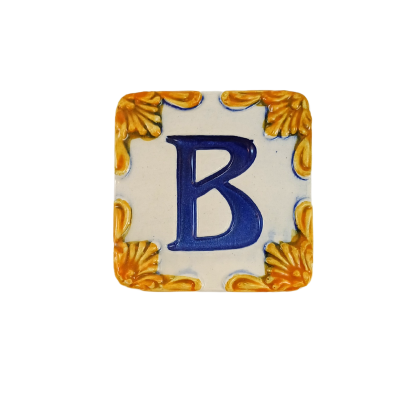 Azulejo decorativo quadrado com a letra B azul e detalhes amarelos