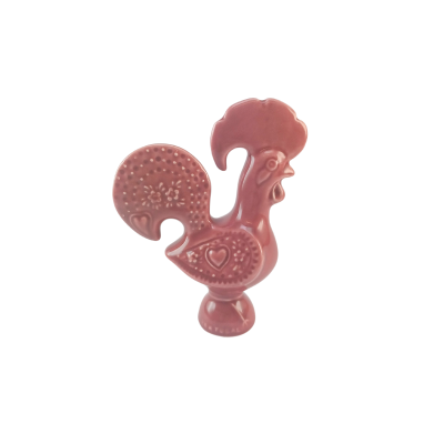 Estatueta de cerâmica em forma de galo cor de rosa com textura pontilhada e coração em relevo