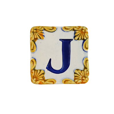 Azulejo quadrado de cerâmica com letra J azul e decoração dourada nos cantos