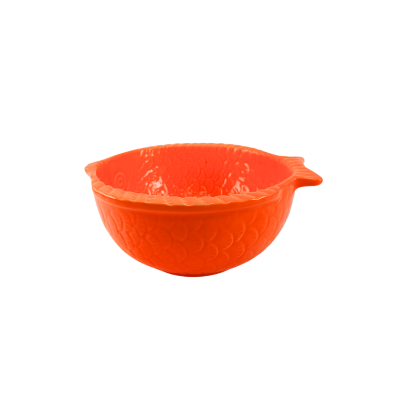 Taça laranja plástica com textura de escamas em forma de peixe