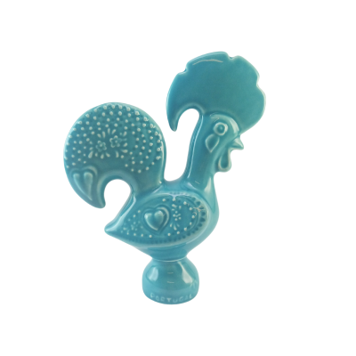 Figura decorativa em cerâmica azul em forma de galo com padrões em relevo.