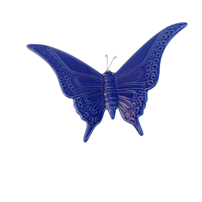 Borboleta decorativa azul em cerâmica com textura e antenas metálicas