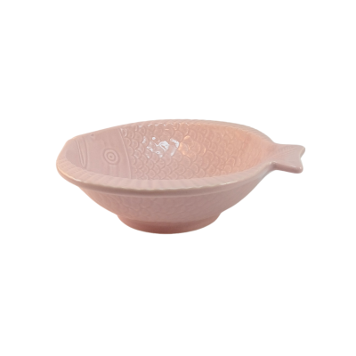 Tigela rosa em cerâmica com formato de peixe e relevo de escamas