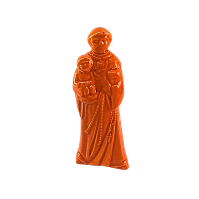 Estatueta laranja de figura masculina com criança em fundo branco