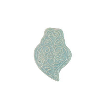 Cerâmica azul claro com padrão ornamental em relevo
