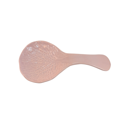 Colher para descanso de porcelana rosa com textura de folhas