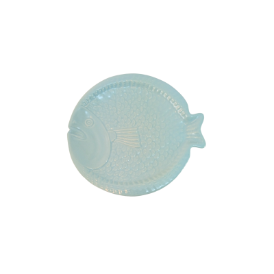 Prato decorativo azul em forma de peixe com textura de escamas