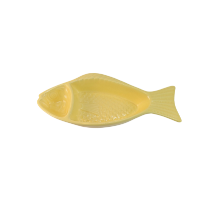 Prato amarelo de cerâmica em forma de peixe com detalhes texturizados.