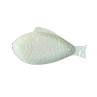 prato cerâmico branco em forma de peixe com relevo