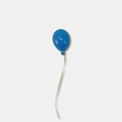 Balão azul com cordão branco suspenso