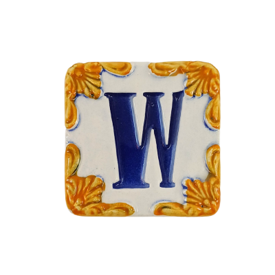 Azulejo quadrado com letra W azul e moldura dourada em fundo branco