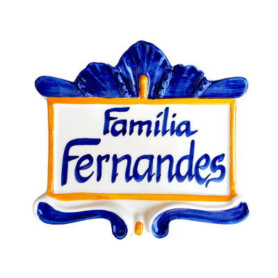 Placa decorativa cerâmica com texto 'Familia Fernandes' azul