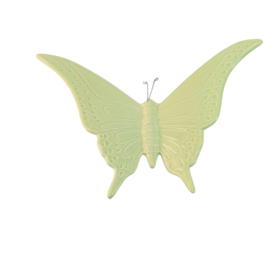 Figura decorativa borboleta verde claro com textura e antenas metálicas