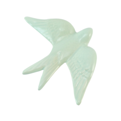 Figura decorativa de parede em cerâmica branca fosca com padrão em relevo de andorinha