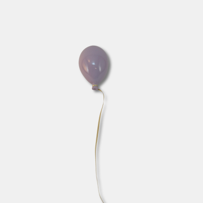 Balão roxo com cordão branco sobre fundo branco
