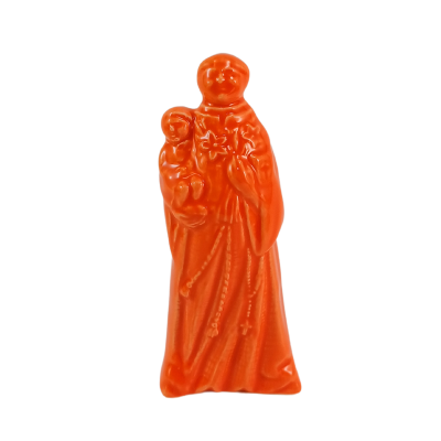 Estatueta religiosa laranja com menino ao colo e rosário