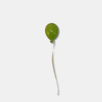 Balão verde de látex com fita branca
