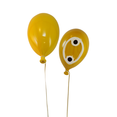 Dois balões amarelos, um liso e outro decorado com olhos e sorriso