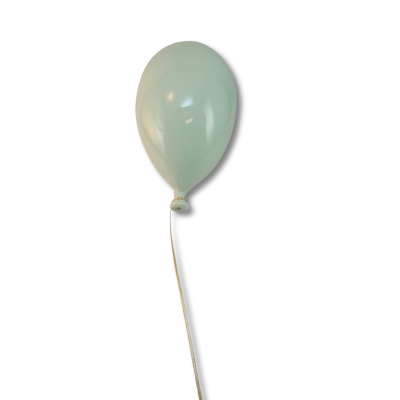 Balão azul claro com cordão num fundo branco