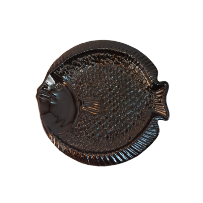 Prato cerâmico preto em forma de peixe com textura de escamas