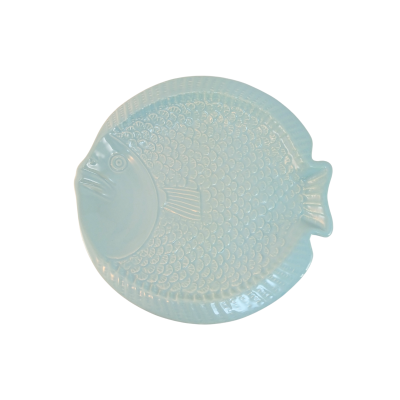 Prato em cerâmica azul claro em forma de peixe com detalhes texturizados.