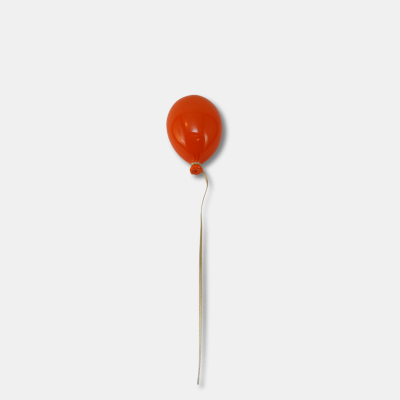 Balão vermelho com corda branca num fundo branco