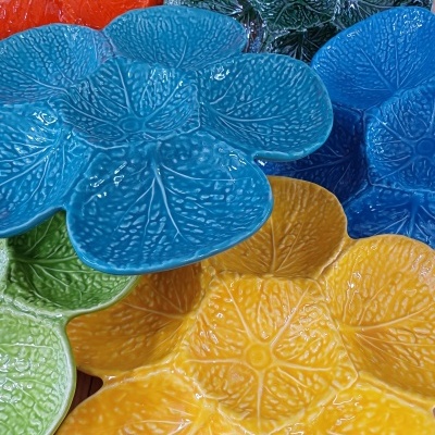 Pratos decorativos coloridos em cerâmica com textura de folhas