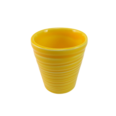 Copo amarelo em cerâmica com linhas horizontais