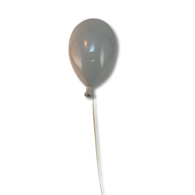 Balão cinzento de látex com fita branca