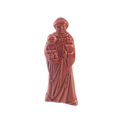 Estatueta cerâmica castanha de santo com criança ao colo sobre fundo branco