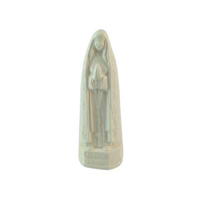 Estátua branca de Nossa Senhora de Fátima com terço e base com inscrição
