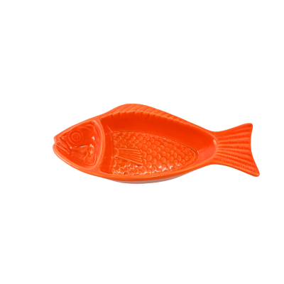 Prato cerâmica laranja em forma de peixe com textura de escamas