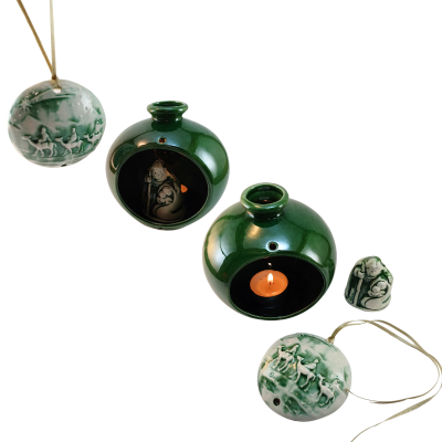 Conjunto de cerâmica verde e branca com velas, esferas decorativas e sino