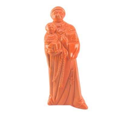 Estatueta cerâmica laranja de santo com criança e rosário, fundo branco
