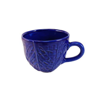 Chávena azul de cerâmica com textura que imita folhas
