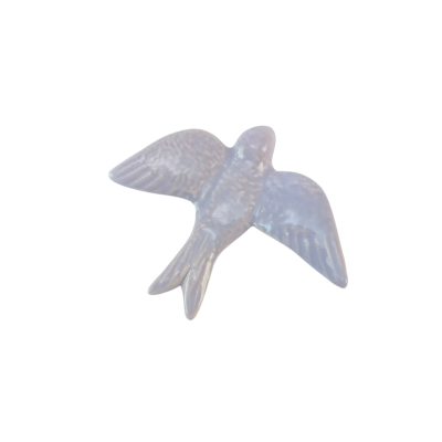 Figura decorativa pássaro cinza com asas abertas sobre fundo branco