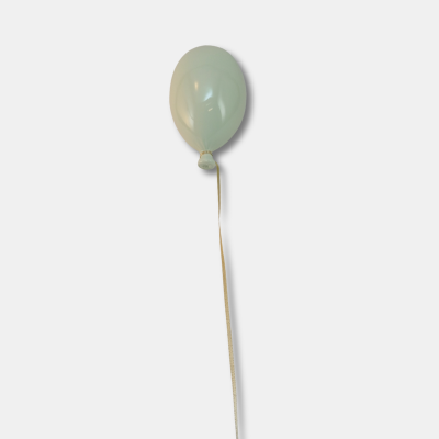 Balão oval branco com fio fino branco num fundo branco