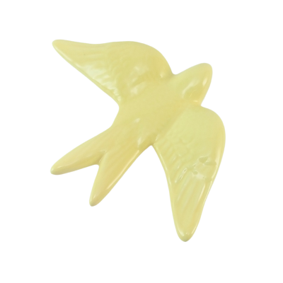 Pássaro decorativo amarelo em cerâmica com textura, sobre fundo branco