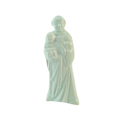 Figurina cerâmica azul claro com figura humana e criança, segurando livro e terço