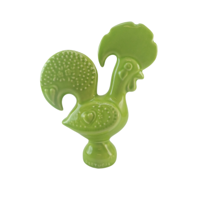 Figura decorativa de cerâmica verde em forma de galo com textura pontilhada.