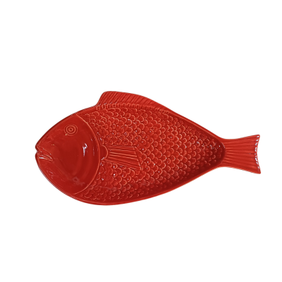 Prato decorativo vermelho em forma de peixe com textura de escamas