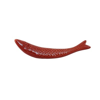 Prato decorativo vermelho em forma de peixe com textura de escamas