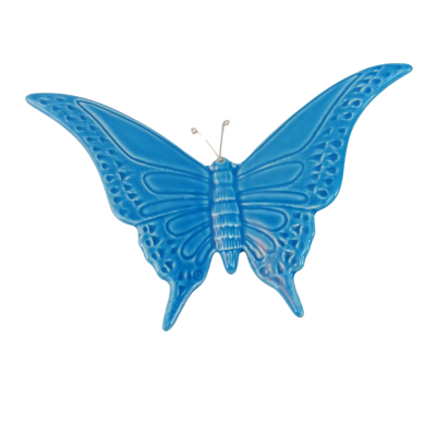 Borboleta decorativa azul em cerâmica com asas detalhadas.