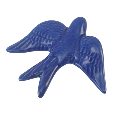Figura azul de pássaro com asas abertas, detalhe em relevo