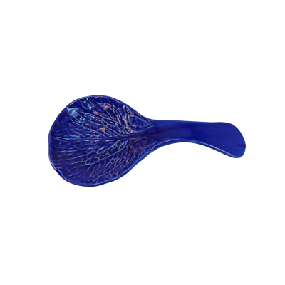 Colher cerâmica azul com textura veias isolada fundo branco