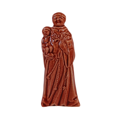 Estátua cerâmica marrom de figura religiosa segurando criança com detalhes em relevo