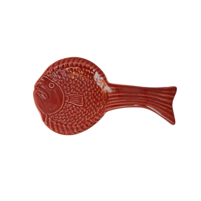 Prato em cerâmica vermelho em forma de peixe com textura