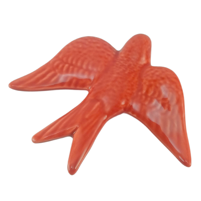 Figura decorativa de pássaro vermelho em cerâmica com textura detalhada
