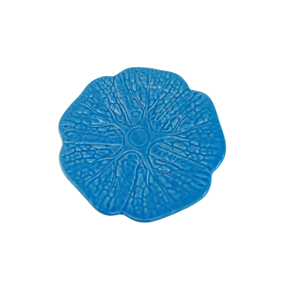 Prato azul em forma de flor com textura detalhada